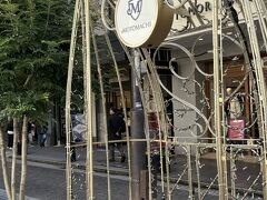 ２日にはオープンすると言っていたお店のアンティーク時計を見にまた元町へ出かけていきました。
迷った末に断念・・・
よいコンディションの物を見付けたらまた改めて検討しようと思います。

いろいろなお店がセールが始まったようで、何軒か行ってみました。