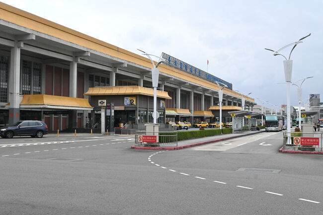 【松山空港】13:50<br /><br />ホテルでタクシーを呼んでもらい、松山空港に戻ってきました。<br />ホテルを出て公道にでてすぐのところで検問をやっていました。多分シートベルトの検問だと思うのですが、後列でシートベルトをしていてよかったです。帰りは170元でした。<br /><br />最後に空港の品川蘭で牛肉面を食べようか悩みましたが、中でラウンジもあるのであきらめて出国手続きに進みました。