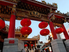 関帝廟でお参り(入口で）