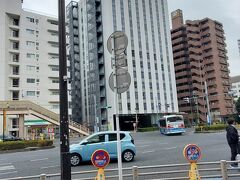 １月３日
寒い宮城から新幹線で東京へ　電車を乗り継ぎ大森海岸駅へは１０時頃到着です
写真は　駅から前泊するホテルを見た図です
陸橋にはエレベーターがあり　スーツケースでも大丈夫です