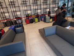 ホテルにスーツケース預けます
ロビーの椅子は少なめ　預けられたスーツケースはロビーに並べられています
