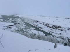 ランチのあとにやってきたのはグトルフォス☆彡

「黄金の滝」という意味を持つグトルフォスの滝は、ラングヨークトル氷河から流れ出て、落差32m、幅60mを誇る2段になっているダイナミックな滝だ！