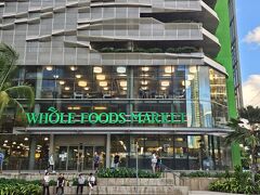 アラモアナ一周後、patagoniaに行ったら12/25～1/1までお休みだった…
仕方ないので戻ってワードのホールフーズへ