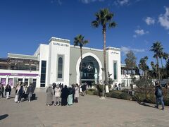 フェズの駅に到着。
フェズは観光都市で割と客引きや自称ガイドなど悪い人に捕まりやすいと見ていたので、少し警戒気味に駅の外へ。

駅前にはタクシーの客引きがいっぱいいて、その中の1台でホテルまで乗ることに。

料金はホテルまで60DHの提示。
後から考えるとモロッコの相場からはかなり高かったです。
ただ、数百円程度の違いですし、後から金額上げてくるようなこともなかったので、この辺あまり気にしない方がモロッコは気軽に旅できるかなー、という気がします。