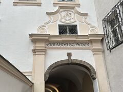もしかしてここからザンクト・ペーター教会に入れる？
さっきは迷ってしまって辿り着けなかったのに…諦めた頃に見つかるものですね。
せっかくだから行ってみます。