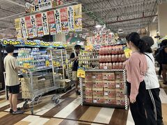 グアム空港からは早速ストロールアプリを使って（USD15.77）、今回泊まるイパオガーデンコンドミニアムへ。
エアビーアプリの指示通りの番号で無事にセンスの良い部屋に入室。

徒歩でドンドンドンキに行き、食料や調味料を買う。
日本、韓国系の食品が豊富である。
