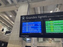 出発の20分くらい前になってようやく掲示板のわたしの乗る電車にホームの案内が追加。
改札は有人タイプで、駅員さんにチケットのQRコードを見せると読み取ってくれます。

念の為紙チケットも用意してたけど、スマホでOKだったので使わず～
心配性やからいつも紙チケ手放せない。