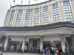 CDG駅からブリュッセル南駅まで２駅２時間弱。
ブリュッセル南駅は治安が悪いとか言うからスマホも出さずにそそくさと乗り換え。

TGVのチケットがあればブリュッセル南駅から中央駅までは切符いらないはずなので、改札も出ずICのホームへ。
Googleマップで乗り換えを調べたので、「多分この電車やな…」と乗り込む。
そしたら偶然同じく一人旅の日本人の方に「この電車、中央駅に止まりますか？」と声をかけられて一緒に行くことに。
ふたりでソワソワしてたけど、無事に中央駅に到着。