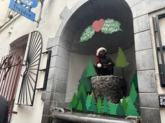 ホテルのお部屋に入れるのは14時からやったので
荷物だけ預けてとりあえずお昼ごはんへ！

お店に向かう途中、小便少女を発見。
小僧も少女もしょっちゅう衣装を変えるらしく、今の時期はクリスマス！
写真を撮る人たちが集まってて順番待ちまで～
