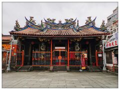 艋舺清水巖
龍山寺駅3番出口から徒歩9分
龍山寺、保安宮と並んで台北三大廟宇のひとつで、台湾に数百以上ある清水巖廟の総本山だそうです
装飾が細部まで本当に美しい(⁠￣⁠∀⁠￣⁠)⁠
ほとんど人もいないのでゆっくり見られました