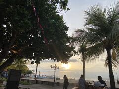 その１からの続きです。

ホテルのビーチは西側に面しているのでサンセットが綺麗です。雨季なのに、こんな天気に感謝です！