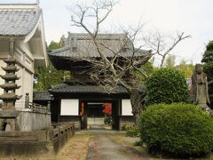 時は流れ、あれほど暑かった夏から冬へ。
12月になり、ようやく紅葉が見られるようになり、三池山を訪れます。
まずは紹運寺。豊後大友氏の名将にして三池藩立花家の祖である高橋紹運に因んだお寺です。
