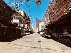 【白昼のパッポンストリート】

銀行残高確認や必要書類の要求も、もう昨年に続き2回目なので、なんの戸惑いも無く、ささっと取れてしまい、

ちょっと早過ぎる昼食を取りに、帰り道に「パッポン／タニヤストリート」に寄ってみる事にした。