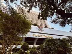 【バンコク銀行 本店】

別にこの地で仕事をしている訳ではない私の様な者にとっては、この（昔アジア風の）いい加減さ、テキトーさが逆に助かるケースが多いのだが...

一応、「他の」銀行口座も作ってはいるが、そっちの方は、色々規制が多く、厳しく、面倒な事も多い為...結局は、毎回最後はここの「テキトーさ」に頼って、落ち着いてしまう...