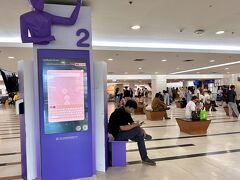 【バンコクの移民局：チェーンワタナ】

別にこれはタイだけが特殊な事ではなく、どこの国に行っても（少なくとも私がこれまで歩んで来た国々は「香港とマカオ」以外は）、例えそれが業務ビザであろうと、


写真：ここで業者の担当者と13:00に集合。