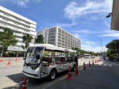 【バンコクの移民局：チェーンワタナ】

イミグレのあるB棟に到着。

兎も角、この政府庁舎はデカい...
