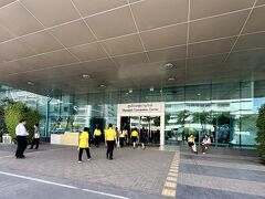 【バンコクの移民局：チェーンワタナ】

あれれ...でも、ここは昨年来た入口と違うなぁぁ...どうやら裏口らしい...