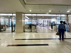 【バンコクの移民局：チェーンワタナ】

ところで、私は、今は既に自由人（無色=職=透明）なので、時間も持て余す程あるし、間に業者が入れるとそこそこの金額が掛かるので、業者を間に噛ます事に抵抗がない訳ではないのだが（自分で全て一人で出来るし、実際にやっている方も多くいると聞く）、