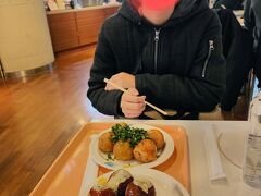 そこまでお腹もすいていない気がして、軽くつまもうかー、となって、プリンスのフードコートのたこ焼きをいただくことに。
遅めのランチでしたが、水族館も比較的サクッと済ませて（クラブオフでチケット購入しました）
