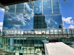 【日本から帰還】

あゝ、眩しい...私がここに来た2年前はまだ基礎工事で穴を掘っていたこの場所は、既に大きなビルが姿を現していた...あと１年は掛かるんかなぁぁ...

コロナ禍で完全っストップしていた巨大ビル（モール、マンション他）の建築が再開し、あちらこちらで大きなビルが建設されている。