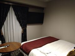 ベッド広めの部屋にアップグレードしてます

の一言で機嫌回復。
いやぁ～とても広い！！