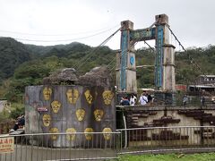 線路横を流れる基隆河を渡る吊橋