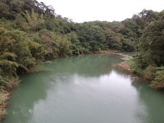 基隆河を渡り滝を目指す