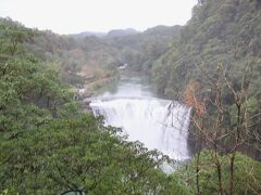 大きな滝が・・・