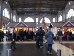 チューリッヒ駅構内のクリストキントリマルクト/Christkindlimarktです

(￣▽￣)b　クリストキントは幼子キリストのことです
スイスでは24日の晩に訪れるのは幼子キリストで、サンタクロースは6日にやってきます