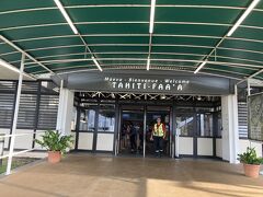 滑走路から空港のアライバルへ歩いて向かいます。

「なあ、FAAA空港って、どう読むんだ」
「ふぁぁああ～？」
「そうなのかなあ？」

なかなか難しい空港です。