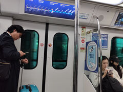 帰国日、地下鉄１号線にて桂陽駅でAREXに乗り換えする。
ソウル駅から乗ってきた人で満席だ。