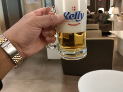 早めに空港に到着し、skyHubラウンジに向かい、早速、ビール
自分でサーブするので、最初の一杯目は、泡だらけ。
