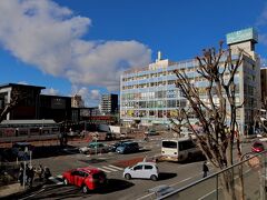 JRの桑名駅前では、右手の商業ビルが解体間近の様相でした。記録に一枚留めます。。