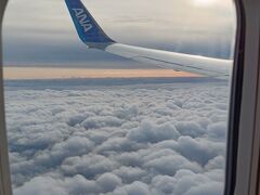 今回は早速機上の人になっています！


ANA2178便　伊丹→成田便です！

この航空券は、伊丹発ホノルル着ANAの海外航空券セールの時に
購入したもので、当初、伊丹→羽田(空港移動)成田→ホノルルでした。

この旅行が始まる前、
Q&Aで皆様にアドバイス頂きましたが、

ANAのコールセンター、カスタマーサポートに問い合わせた結果、
正しいルールとしては、
①国際線乗り継ぎの国内線部分は、「搭乗当日に空きがある時に限り変更可」
②但し、海外空港では日本国内線区間の空席状況の確認、前便への変更手続きは対応不可
③よって、出発時は伊丹空港で、帰着時は成田空港で国内線カウンターに問い合わせし、空席があれば変更可能

という事です。

出発時は羽田便から成田便へ変更することが出来ました！

皆様色々アドバイス頂き、誠にありがとうございました！