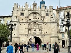 バスターミナルからは歩いて２、３分で旧市街に着きます。
小川を渡り、堅牢なサンタマリア門をくぐっていくと、中世の街にタイムスリップしたようです。
ブルゴスは昔はカスティーリャ王国の首都だった街で、カスティーリャはカステラの語源になったと言われている、歴史上のスペインの国です。
ブルゴスの英雄、エル・シドは真ん中の段の右側に描かれているそうです。