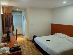 12/28（day-1) 16:00
Don Mueang Place Hotel

トランジットホテルとしてはいいと思います。（料金、徒歩で行ける飲食店、コンビニ、空港への近さ、清潔さなど）空港に近い通りまでは500m程度、ソンテウで８THB（36円）。大荷物or面倒くさいと思う方はホテルのフロントでタクシーを依頼可能。