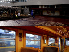 空港からパス[https://hinomarubus.co.jp/route/airport/?tab=1]で20分。鳥取駅に到着しました。予定より到着が遅れたものの、乗る予定の若桜鉄道[https://wakatetsu.co.jp/]には特に影響なしです。

若桜鉄道の車両はなかなか綺麗です。
木がふんだんに使われており、テーブルも備えつけられています。