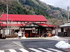 郡家駅で特急列車の待ち合わせのため5分遅れで出発。
京都での遅れがここまで影響するのですね。

郡家を過ぎて、若桜鉄道に入ると雪の残っている量が多い気がします。
遅れは発生したものの若桜駅に着く頃には定刻に戻りました。