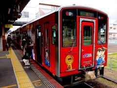 倉吉からは米子行きへ乗り継ぎです。
車体にはこれまた「名探偵コナン」のキャラクタが描かれています。

途中の由良駅で人が大勢いるなと思ったら、作者の出身地だからのようです。
そこへこの列車が止まったものだから、にわかに写真撮影会の様相です。
外国からの観光客もいるようです。