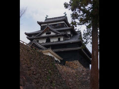 翌朝、松江城[https://www.matsue-castle.jp/]へ。
ちょうど8:30の開門時間に間に合うようにホテルを出ます。

門前には何人かの人が待っていまが、それほど混んではいません。