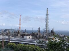園の半分はまわったでしょうか。展望台につくとイメージとは全く違った工場風景が広がっていました。