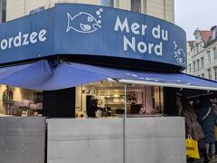 お惣菜が選べる魚屋さん、と言うことで行きましたが…本日はクリスマスイブ！と、言うことで調理はしていない、と言われてしまいました。
で、スープとかは飲めないの？と聞くと、あっちのクリスマスマーケットって、振り返ると屋台で出店してるのが見える