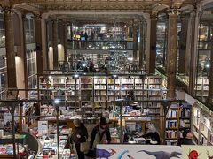 この本屋さん、見るだけでも素敵。並んでる本も、読めないのに思わずみてしまう