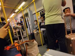 エアポートレールリンクでパヤタイ駅へ向かいます

ラビットカードを購入しようと思っていましたが　旅行者にはシニア料金の特典等もないので　トークンを購入して乗車しました
紙幣を使える発券機もあります
ホテルはパヤタイ駅からBTSの3番出口から降りたところにあるスコンホテルなのですが　エアポートレールリンクのスカイトレインの駅からはどう行けるのか分からなくて　スーツケースもあるので出口のエレベーターで地上まで降りて線路を渡って行きました
この方がスーツケースをもって階段を降りることなく楽チンです
