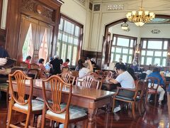 ガイドツアーは１１過ぎに終わりました
ちょっと早いが　昼食です
カフェドノラシン
靴を脱いで入ります