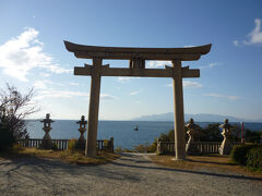 伊和都比売神社の鳥居から海が臨めます