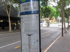 アンストリートにあるシティホール横のバス停にやって来ました。バス乗り場の確認と大晦日でも時刻表の通りにバスが動いているのかを確かめに来たのでした