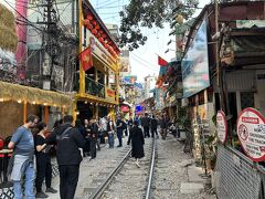　本日最初の観光地はトレインストリ－トです。沢山の観光客が来ていました。これ廃線跡ではなく現役です。電車も運行していますが普通に線路内を歩いてます。電車っていつ来るんだろう。
 どうも１日何本かしか通らない様なのでここは雰囲気だけチェック。次へ急ぎます。