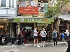 　そして遅くなったランチは人気のお店バインミ－25に来てみました。
　昨日のハロン湾ツア－で一緒になった方から、パンにはさまないタイプの別盛りがとても美味しかったと聞いていたので、狙いは別盛り一択にしました。こちらのお店で予約して番号札を貰います。