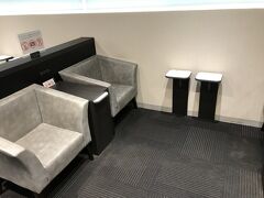 ラウンジもこじんまりとしています。
ドリンクはソフトドリンクのみです。